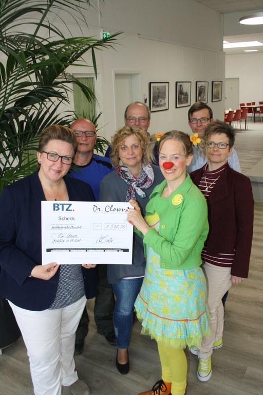 1.500 Euro für Dr. Clown e.V.: BTZ Bielefeld spendet Flohmarkterlös 