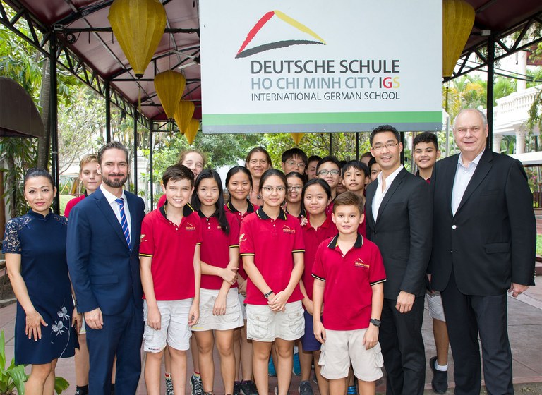 Philipp Rösler besucht die IGS HCMC