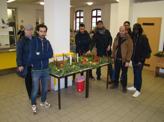 AGH-Teilnehmer der SBH Nordost GmbH basteln Weihnachtsgestecke für Magdeburger Tafel