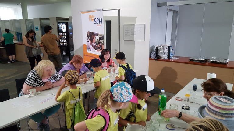 Hauswirtschaftler vom SBH-Standort Leipzig stellen Kindern Experimente mit Wasser vor