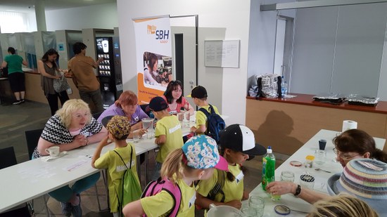 Hauswirtschaftler vom SBH-Standort Leipzig stellen Kindern Experimente mit Wasser vor