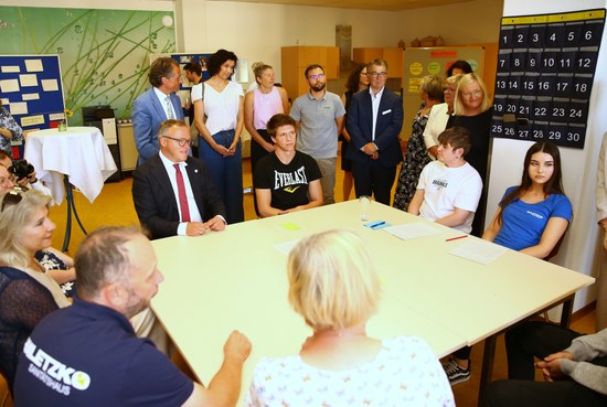 Ministerpräsident Mario Voigt besucht „German Professional School“ in Meiningen – 42 Absolventinnen und Absolventen in Thüringen verabschiedet