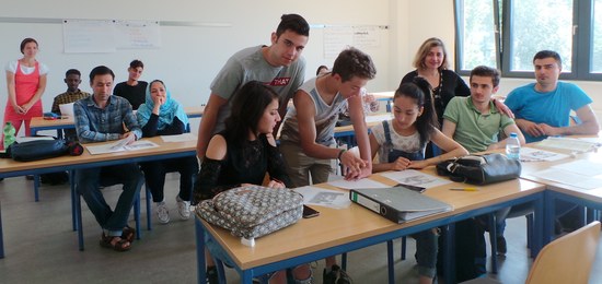 Schüler unterstützen Migranten beim Deutschlernen