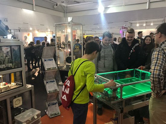 So viele Besucher wie noch nie: Messestand der dresden chip academy ist sehr beliebt