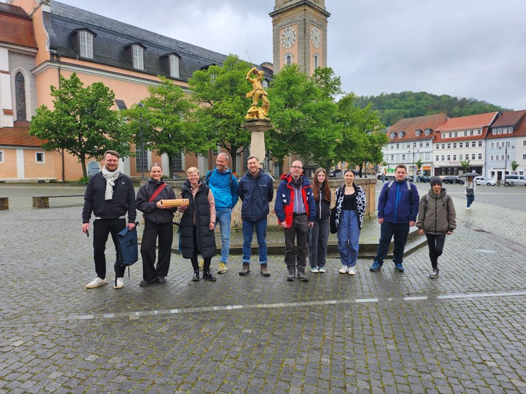 Azubis tragen Schriftrolle bei "Tour der Demokratie" zur Wartburg