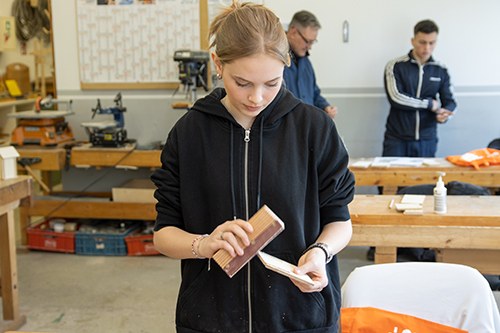 Jungen stylen und Mädchen tischlern beim Zukunftstag in Halle