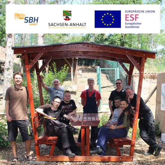 Jugendliche aus Projekt STABIL bauen Waldschänken für Tierpark